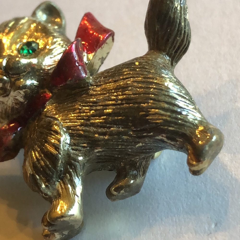 Vintage Cat Brooch with Red Bow and Green Eyes - Picture 3 of 5